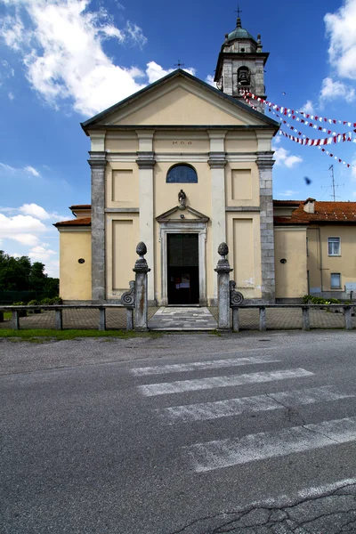 The sumirago   church  closed brick tower sidewalk italy  lomb — Stock Photo, Image