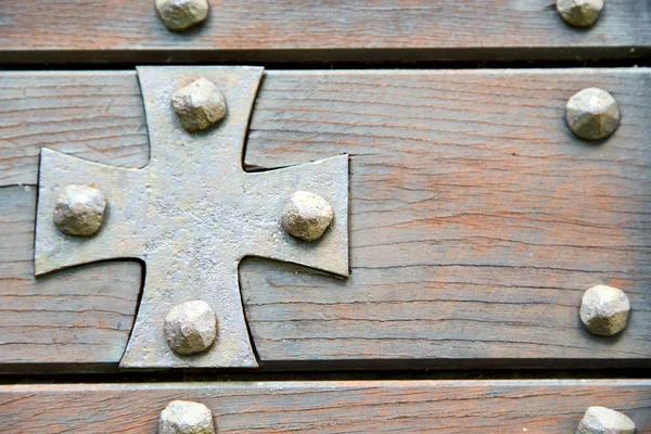 Croce lombarda seprio astratto un curch porta legno chiuso — Foto Stock