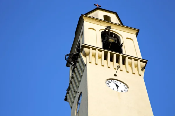Olgiate 墙和教堂的塔钟阳光灿烂的日子 — 图库照片