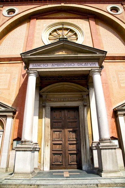 Kostel v lonate pozzolo staré uzavřeny cihlové Lombardie — Stock fotografie
