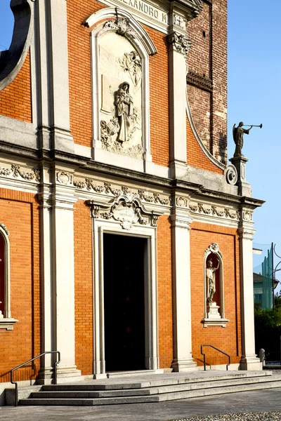 Kostel v mozzate staré uzavřené cihlová věž chodníku lom — Stock fotografie