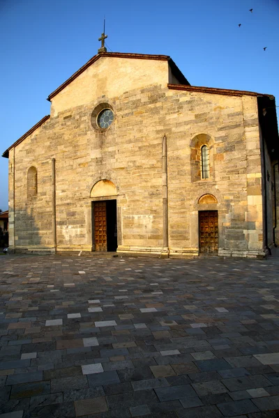 Itálie Lombardie v brebbia starý kostel uzavřen ptáci — Stock fotografie