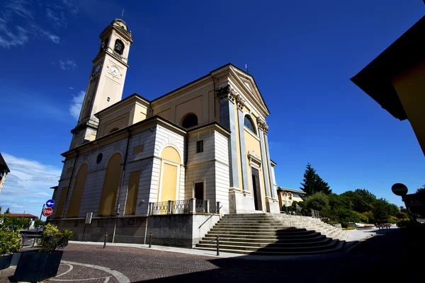 Italy  lombardy     in  the carnago       church  closed brick — Stock Photo, Image