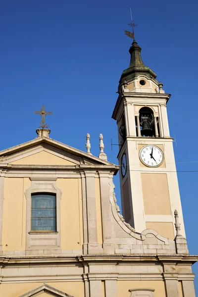 Castano primo t em itália a parede e torre da igreja sino — Fotografia de Stock