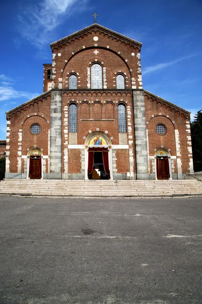 Chiesa nel marciapiede legnano torre di mattoni lombardia italia — Foto Stock