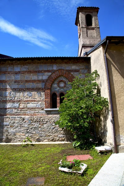 Italia lombardía en el besnate viejo iglesia ladrillo ste — Foto de Stock