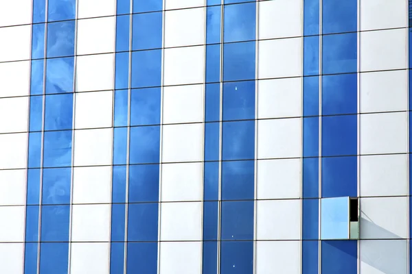 Flequillo tailandia reflejo gris palacio en una ventana —  Fotos de Stock