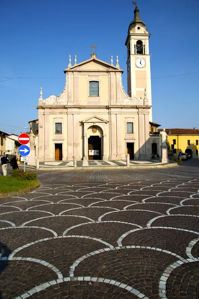 In der castano primo alte Kirche geschlossen Ziegelturm Bürgersteig — Stockfoto