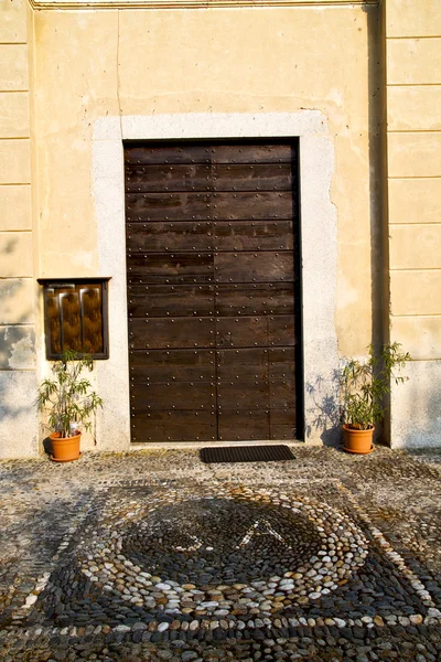 Ломбардия в старой церкви Капроно закрыта — стоковое фото