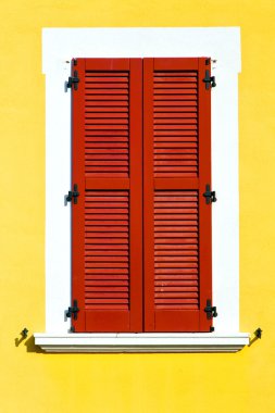 Kırmızı bir pencere varano borghi saraylar İtalya soyut güneşli gün