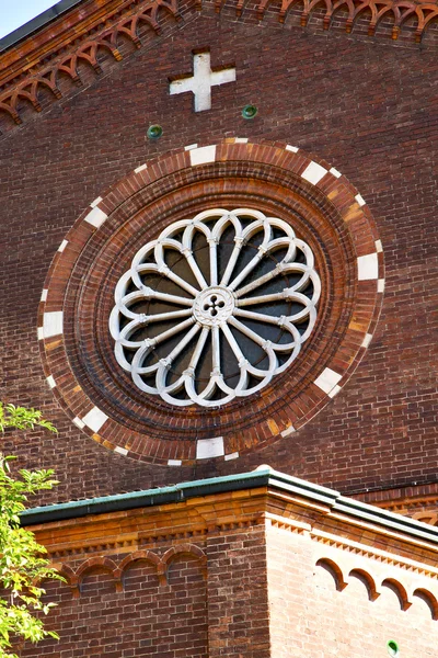 カステッランツァ古い教会のバラ窓閉じて bri — ストック写真