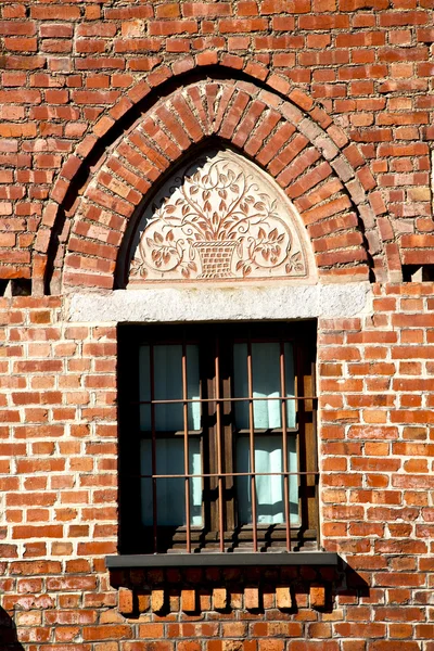 Aumentou a janela na igreja velha de Castellanza tijolo fechado — Fotografia de Stock