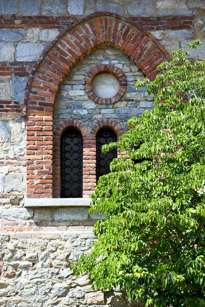 Rose window italia lombardía en la antigua iglesia de barza —  Fotos de Stock