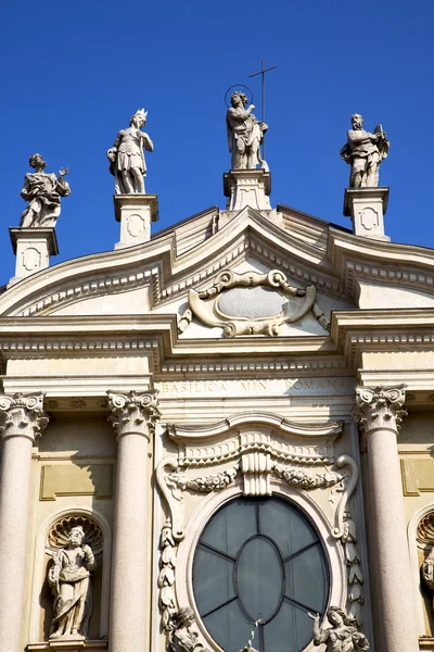 Rosenfenster italien lombardy im busto turmziegel — Stockfoto