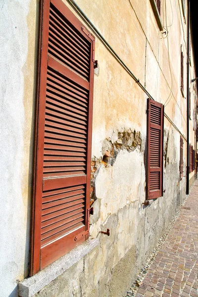 Окно из дерева варано венецианский ослепляет кирпич — стоковое фото