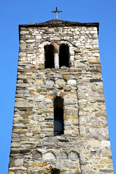 Em barzola velho abstrato e igreja torre sino dia ensolarado — Fotografia de Stock