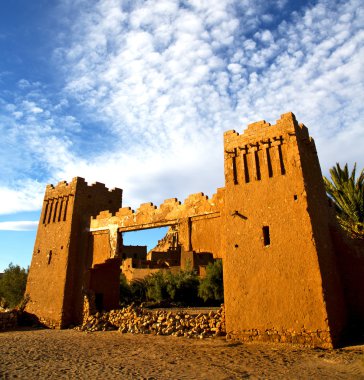 Afrika'da histoycal maroc eski yapılar ve mavi bulut