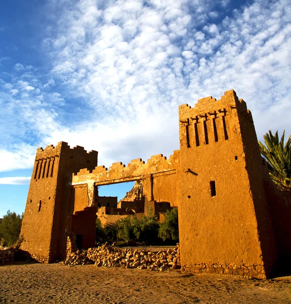 África en la construcción histórica maroc viejo y la nube azul — Foto de Stock