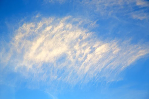 En el cielo azul nubes suaves blancas y fondo —  Fotos de Stock