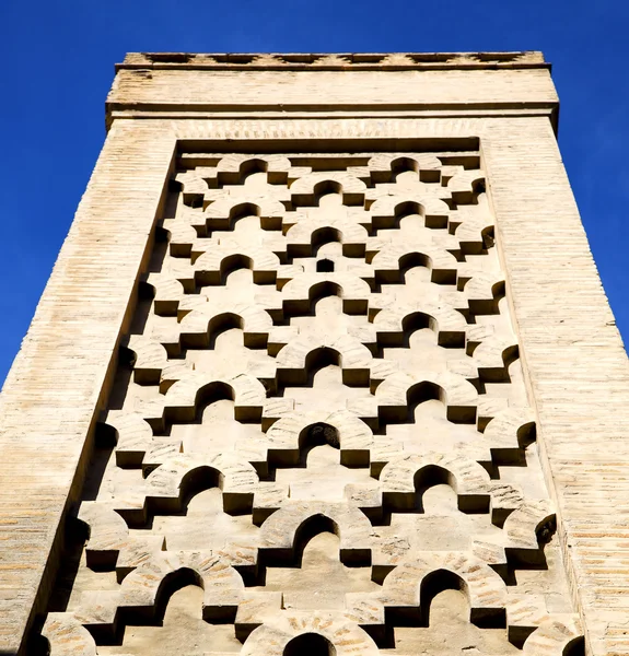 Die geschichte in marokkanischer minarettreligion und blauem himmel — Stockfoto