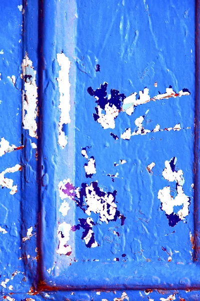Καρφί ζωγραφική στο μπλε πόρτα και σκουριασμένο — Φωτογραφία Αρχείου