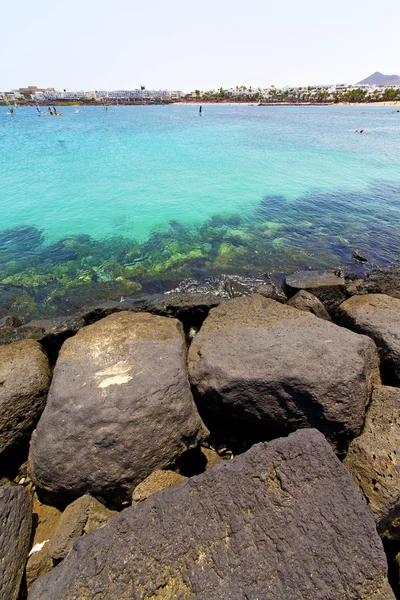 Witte kust lanzarote in hotel water en in de zomer — Stockfoto