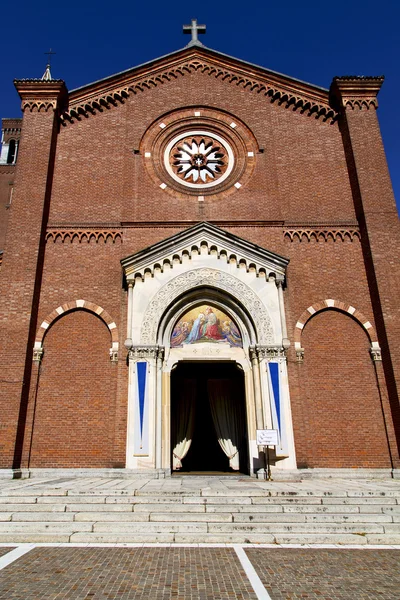 Lombardia nella castellanza vecchia chiesa chiusa in mattoni — Foto Stock