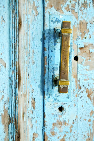 Chiodo in metallo arrugginito vernice sporca spogliata nel blu — Foto Stock