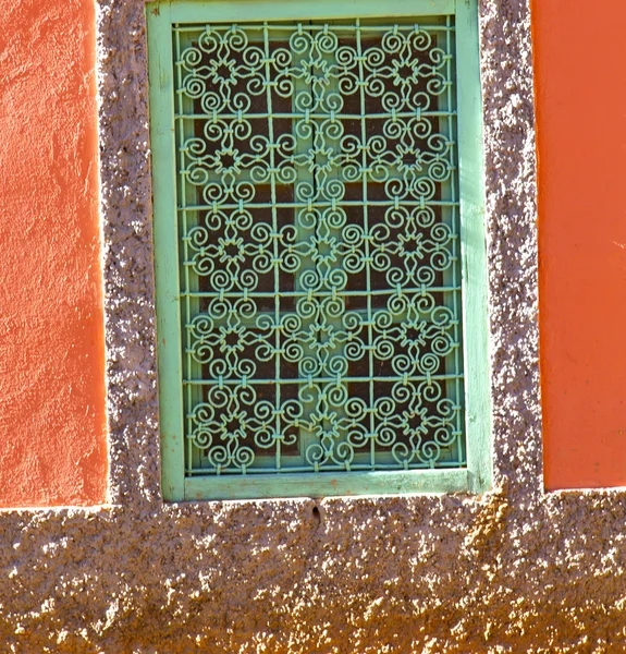 Fenêtre en brique wal de construction rouge et ancienne historique — Photo
