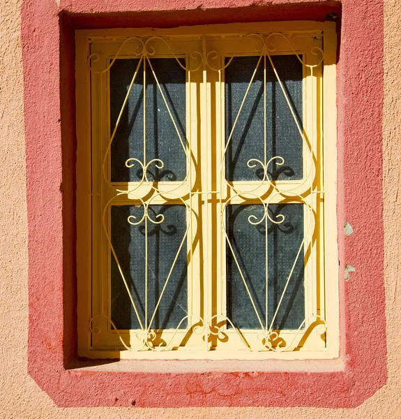 Janela em morocco áfrica e vermelho velho — Fotografia de Stock