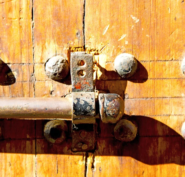 Enferrujado morocco marrom na áfrica a velha fachada de madeira casa e — Fotografia de Stock
