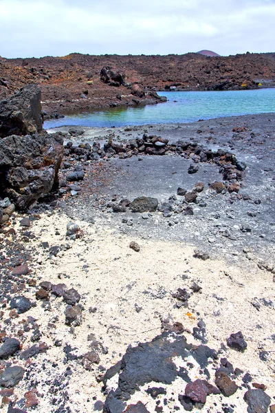 白い海岸ランサローテ島水と夏 hervideros — ストック写真