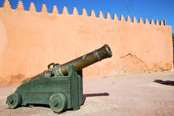 In Afrika Marokko groene bronzen kanon en de blauwe hemel — Stockfoto