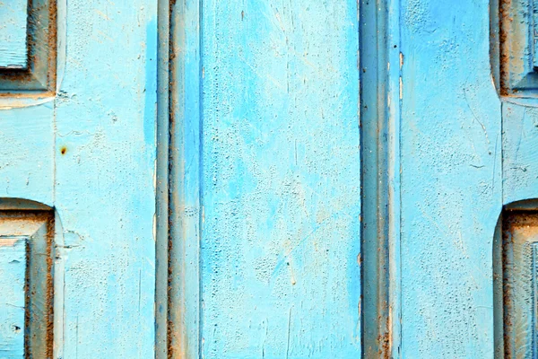 Ontdaan van verf in de blauwe houten deur en — Stockfoto