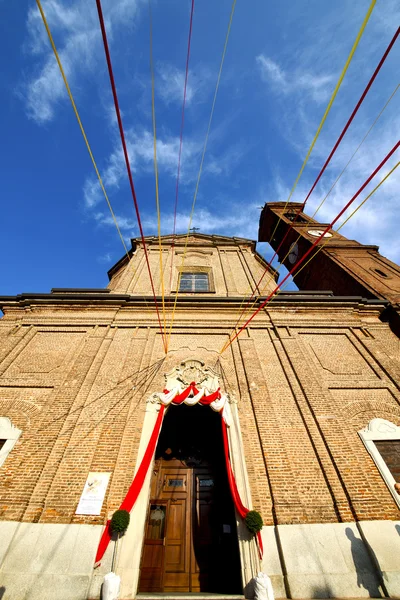 Iglesia en la vieja torre de ladrillo cerrada samarate italia lo — Foto de Stock