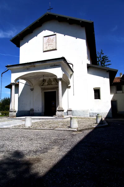 Igreja no villadosia velho tijolo fechado torre sidewal l — Fotografia de Stock