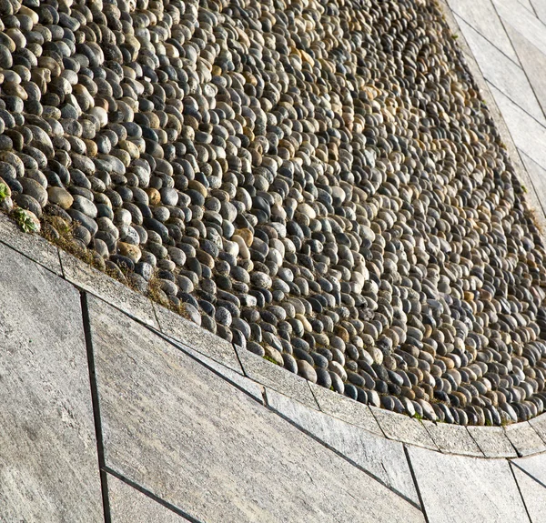 Près de mozzate italie varese pavement abstrait d'un curch et w — Photo