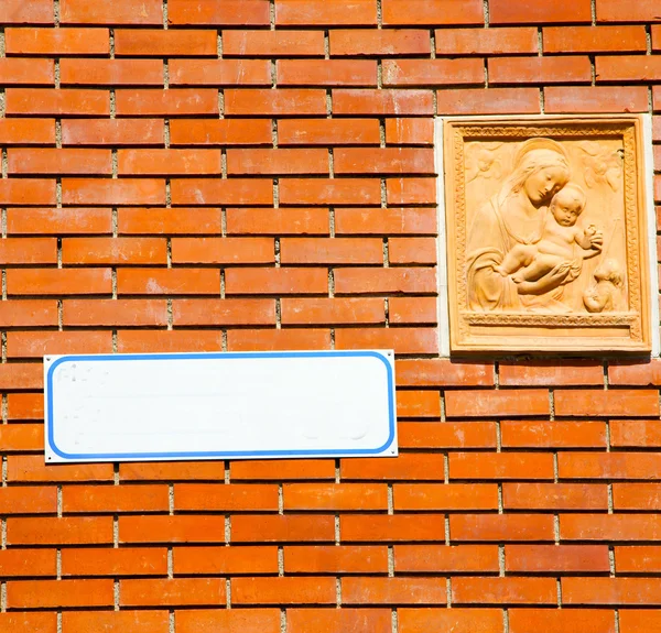 Milan   italy old church concrete wall  brick       madonna — Stock Photo, Image