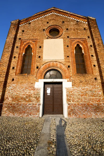 Iglesia en la antigua acera de la torre de ladrillo cerrada parabiago — Foto de Stock