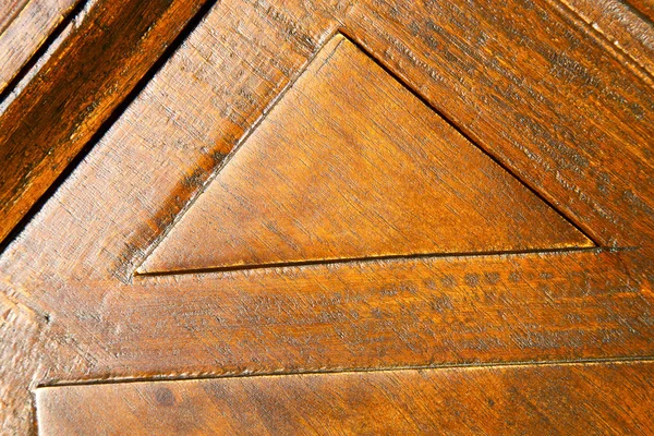 En un el latón oxidado golpeador marrón puerta rizo madera cerrada — Foto de Stock