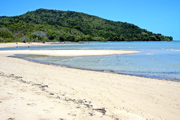 Nosy Be plage algues dans l'océan Indien madagascar gens bateau — Photo