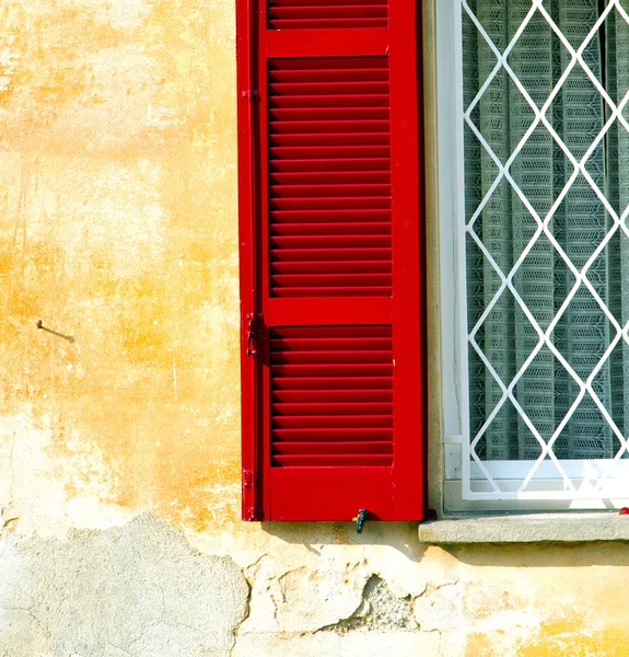 Vetrina rossa varano borghi palazzi italia tenda grata — Foto Stock