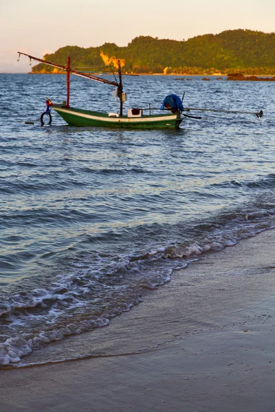 Sunrise asia in the  lomprayah  anchor — Stock Photo, Image