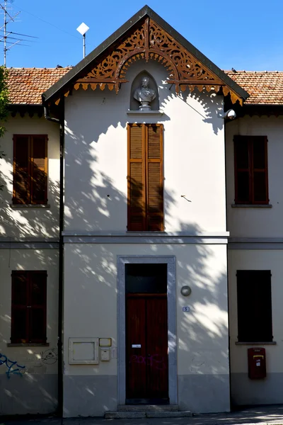 Porta marrom europa itália no milano velho tijolo sk — Fotografia de Stock