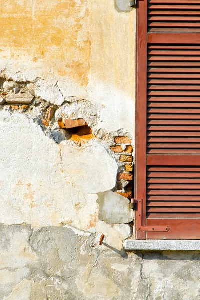 Kırmızı bir pencere varano soyut güneşli bir günde beton bric — Stok fotoğraf