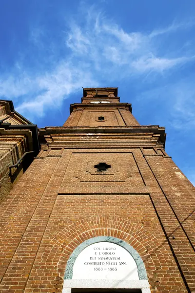 Samarate vieux mur abstrait et clocher de l'église journée ensoleillée — Photo