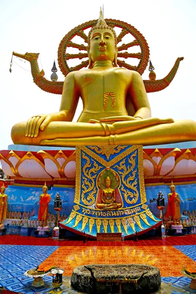 Siddharta im tempel bangkok asiatischer drache — Stockfoto