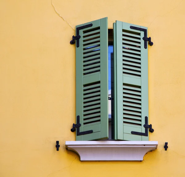 Abbiate varese italy abstract  window   green   yellow wall — Stock Photo, Image