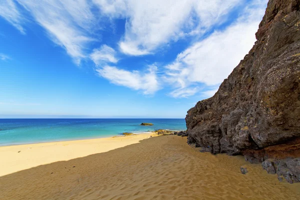 Белый берег Лансароте в испанской пляжной каменной воде и — стоковое фото