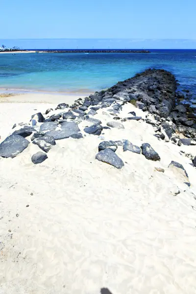 Bílé pobřeží lanzarote ve Španělsku — Stock fotografie